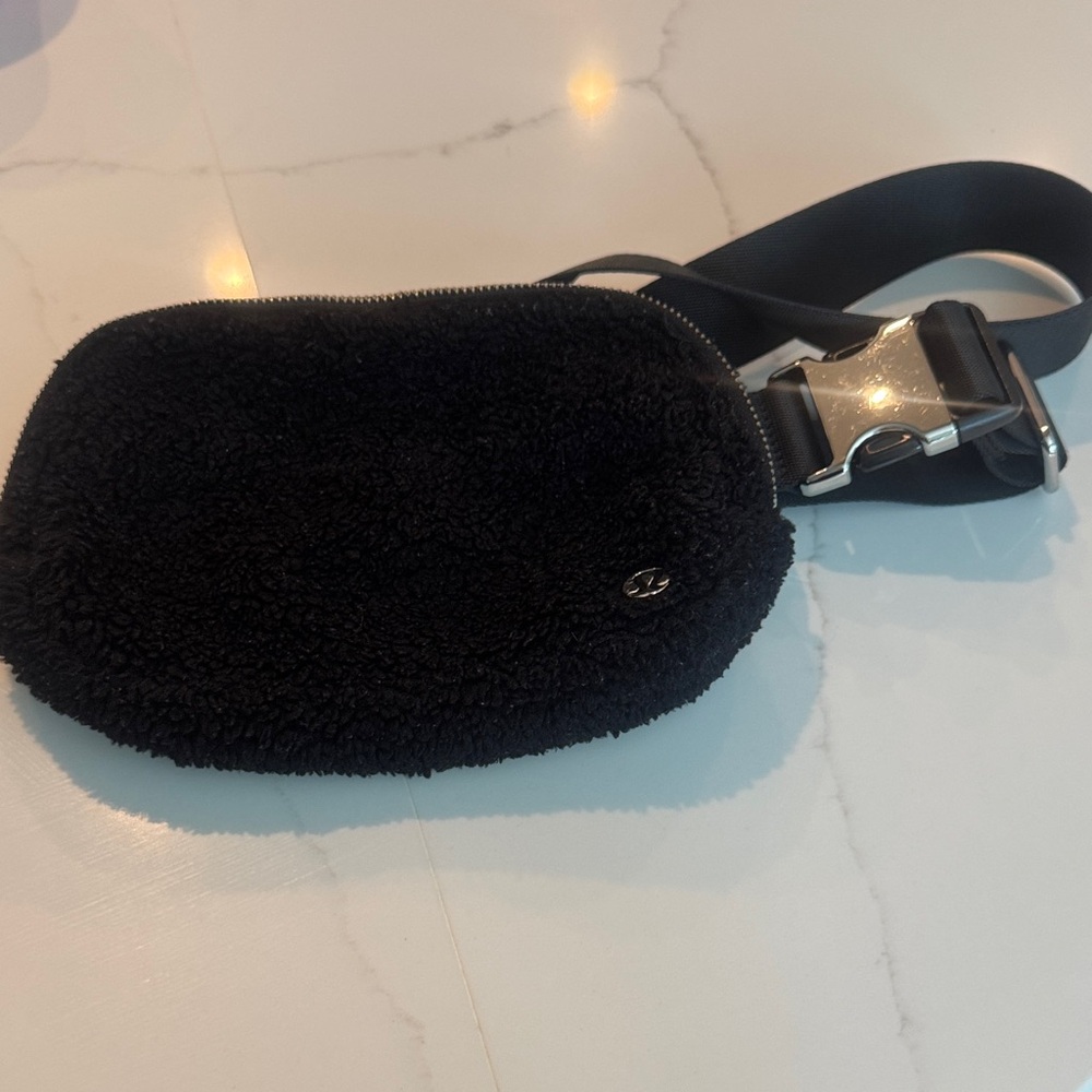 Lululemon Everywhere Belt Black Fleece